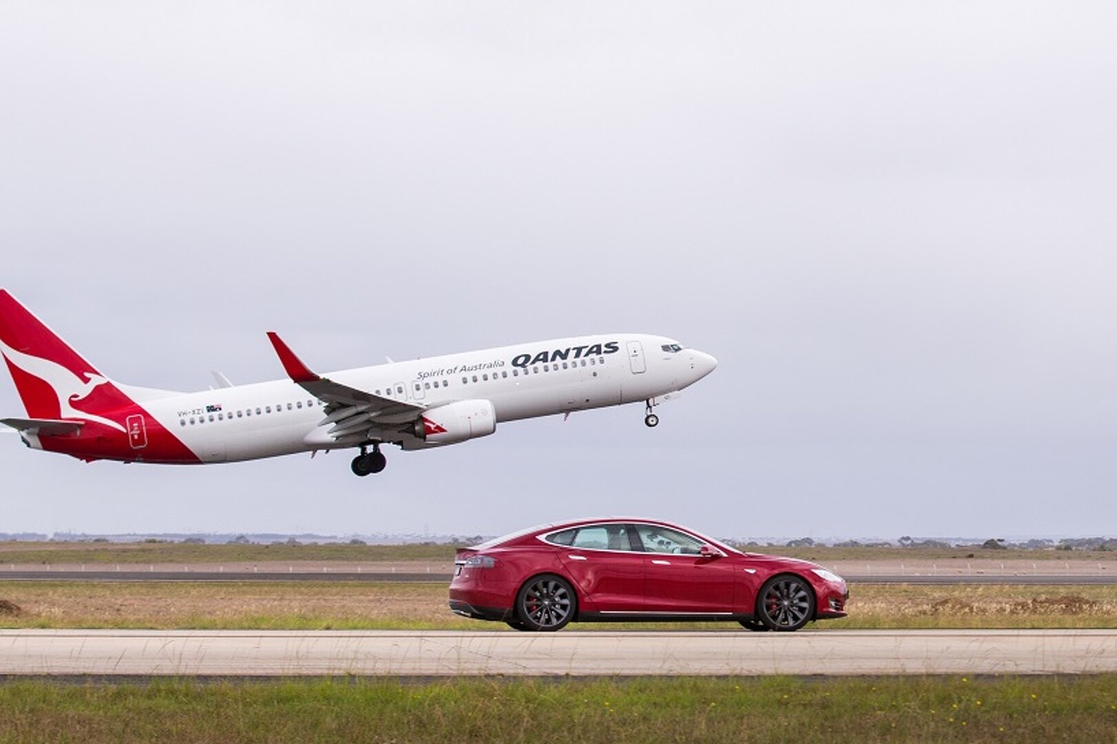 Tesla Model S против Boeing-747: кто быстрее на дистанции 3 километра