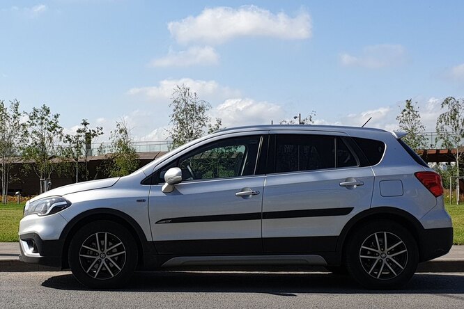 Музыка Pioneer и бодрый ультраконсерватизм: тест Suzuki SX4 Tabi Музыка Pioneer и бодрый ультраконсерватизм: тест Suzuki SX4 Tabi