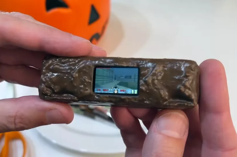 Видео: Doom запустили на шоколадном батончике Milky Way