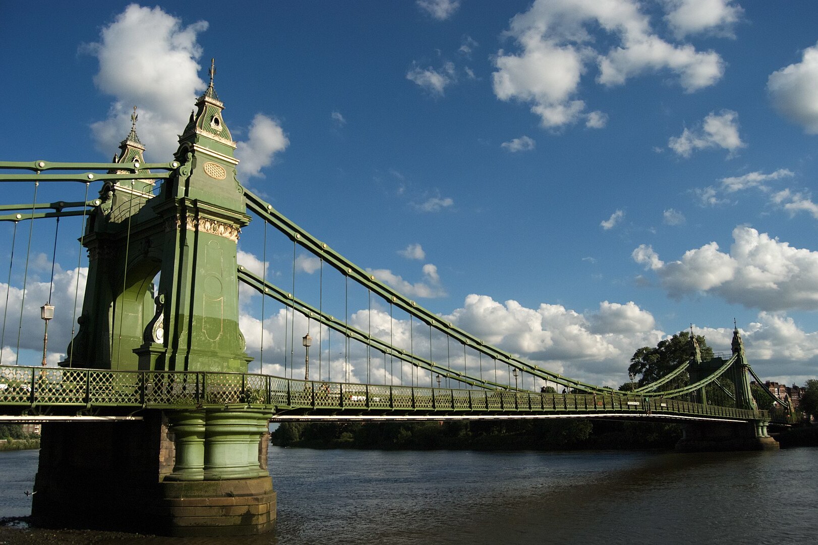 В Лондоне старинный мост завернули в фольгу, чтобы спасти от жары