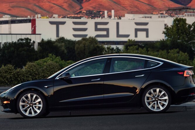 Tesla заплатит хакерам за взлом Model 3 Tesla заплатит хакерам за взлом Model 3