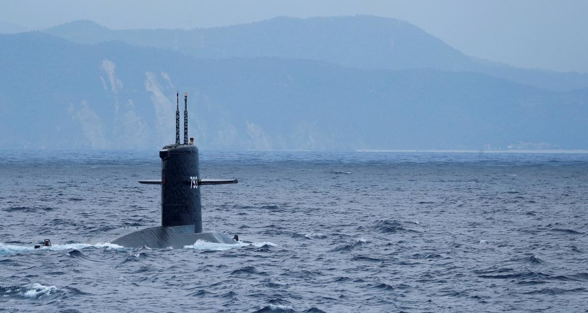 Как подводная лодка идет ко дну: уникальные кадры