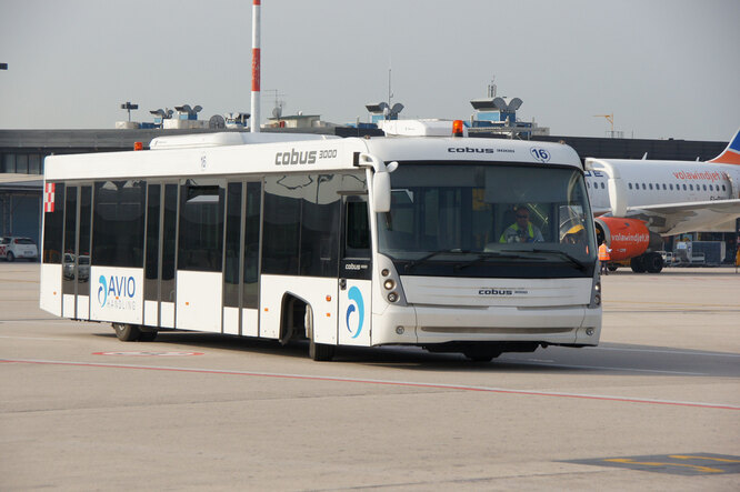 Cobus (Висбаден, Германия). Пожалуй, самая распространённая в мире марка аэродромных автобусов с представительствами во всех странах мира. И трудно найти государство, где не было бы хоть одного «Кобуса» хоть в одном аэропорту. Компания Cobus, основанная в 1978 году, уникальна тем, что производит только перронные автобусы и больше ничего – в линейке целых 7 моделей, больше нет ни у кого. Флагман модельного ряда – автобус Cobus 3000 (на снимке), рассчитанный на 110 пассажиров.