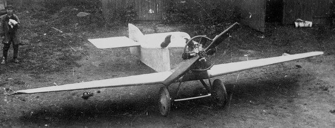 АНТ-1 (1923), первый самолёт конструкции Андрея Туполева. Опытная одноместная спортивная машина совершила первый полёт 21 октября 1923 года. Туполев до того занимался разработкой глиссеров и аэросаней, и простейший АНТ-1 стал, скорее, пробой пера для новообразованного КБ. Туполеву на момент окончания работ над самолётом исполнилось 35 лет. Сам АНТ-1 существовал в единственном экземпляре и был планово разобран в 1937 году.