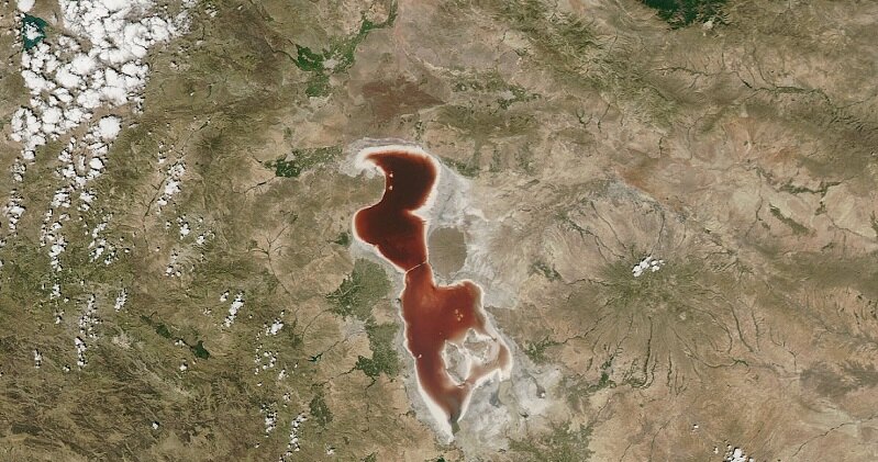 Необычное природное явление: как вода в иранском озере окрасилась в цвет крови
