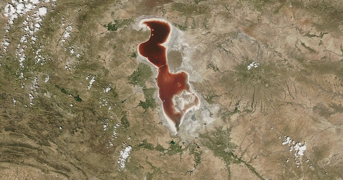 Вода в иранском озере окрасилась в цвет крови: жуткое зрелище