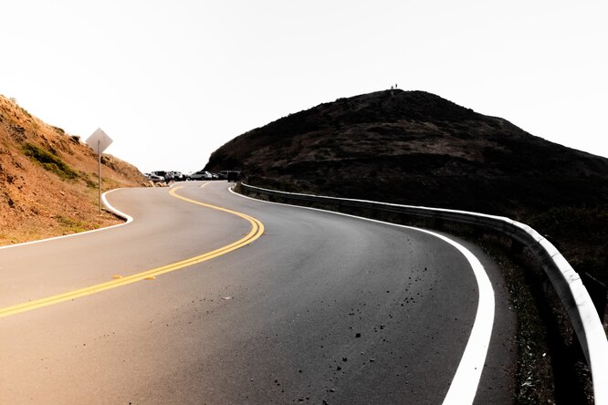 С этой задачкой на знание ПДД не справляются даже опытные водители. А вы сможете?