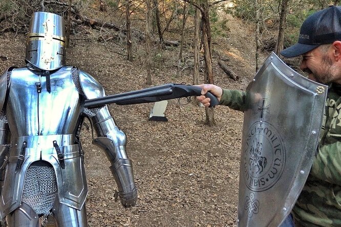 Сможет ли современная винтовка пробить средневековый доспех: краш-тест настоящей защиты рыцаря