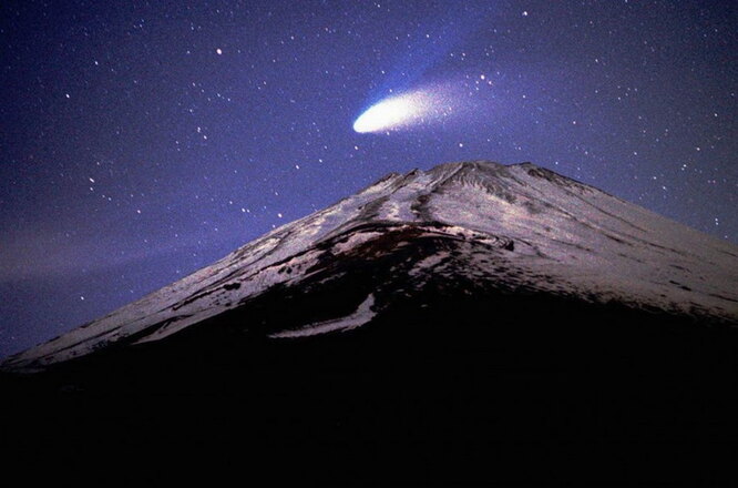 Комета C/1995 O1 (Хейла – Боппа) над вулканом Фудзияма. Япония, 31 марта 1997 года.