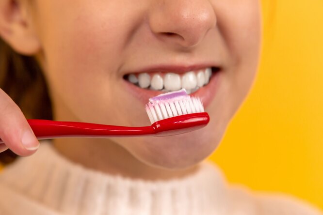 Натуральная зубная щетка: правда ли, что можно «почистить» зубы яблоком