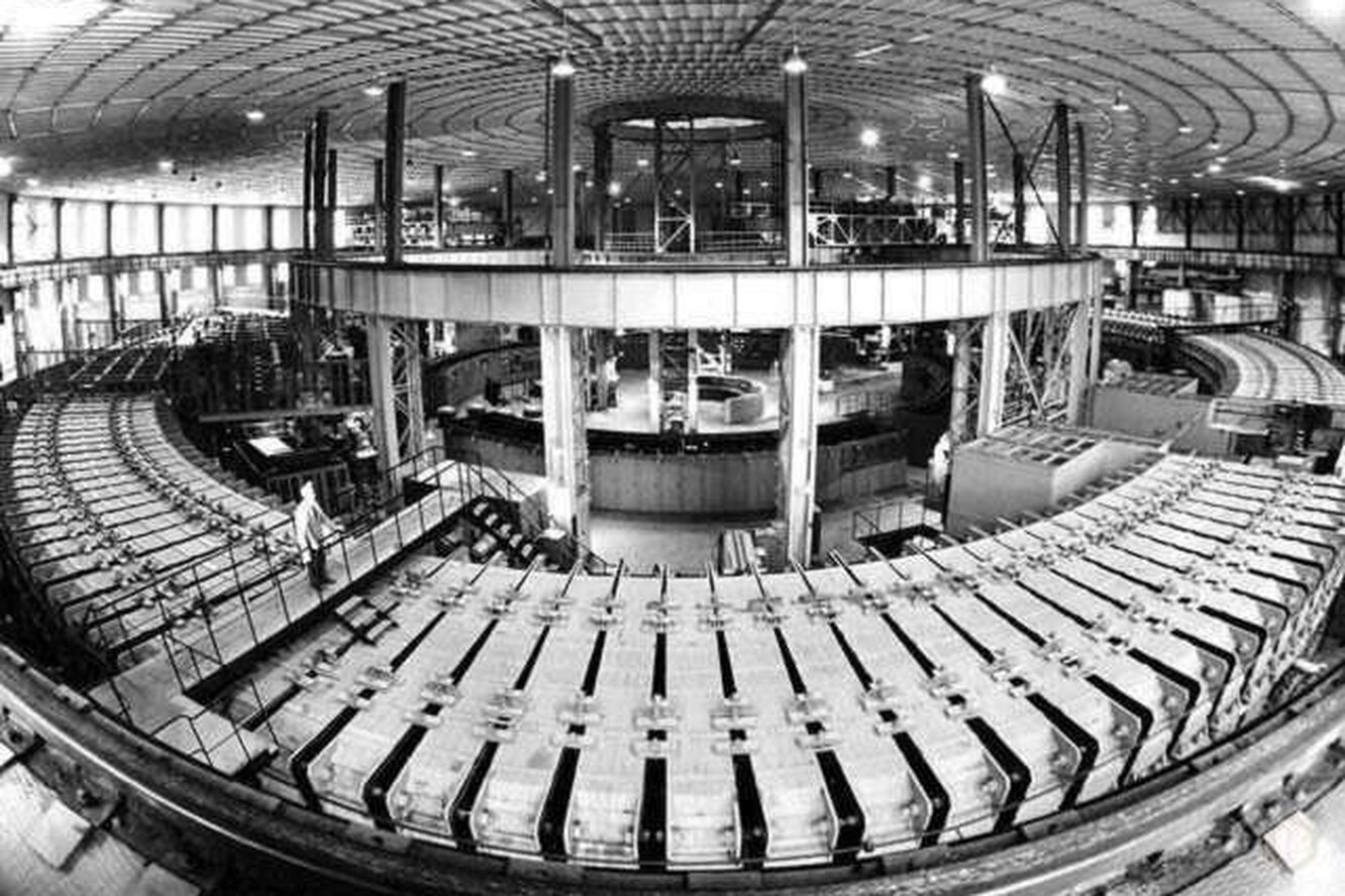 Синхрофазотрон дубна. Синхрофазотрон оияи в дубне. Синхрофазотрон 1957. Самый мощный в мире синхрофазотрон - 1957. Синхрофазотрон 1957 в дубне.