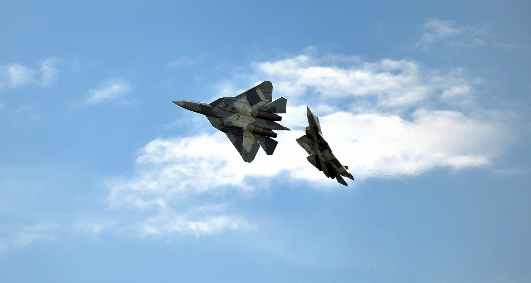 Боевой разворот истребителей Су-57 сняли с беспилотника: уникальные кадры