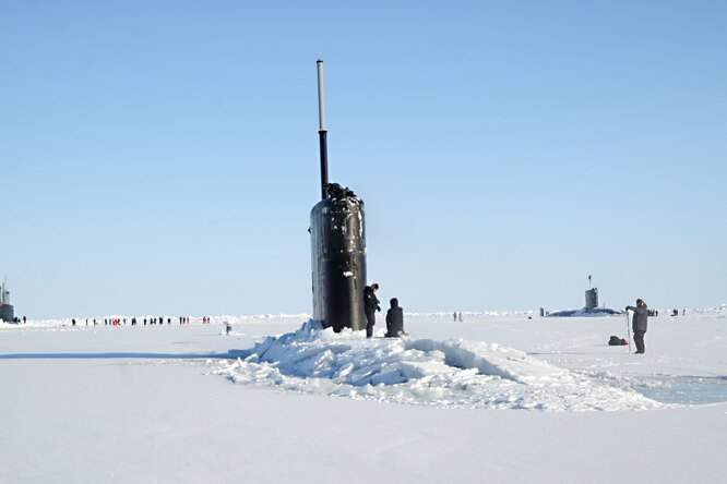 Как атомная субмарина прокладывает путь сквозь полярные льды