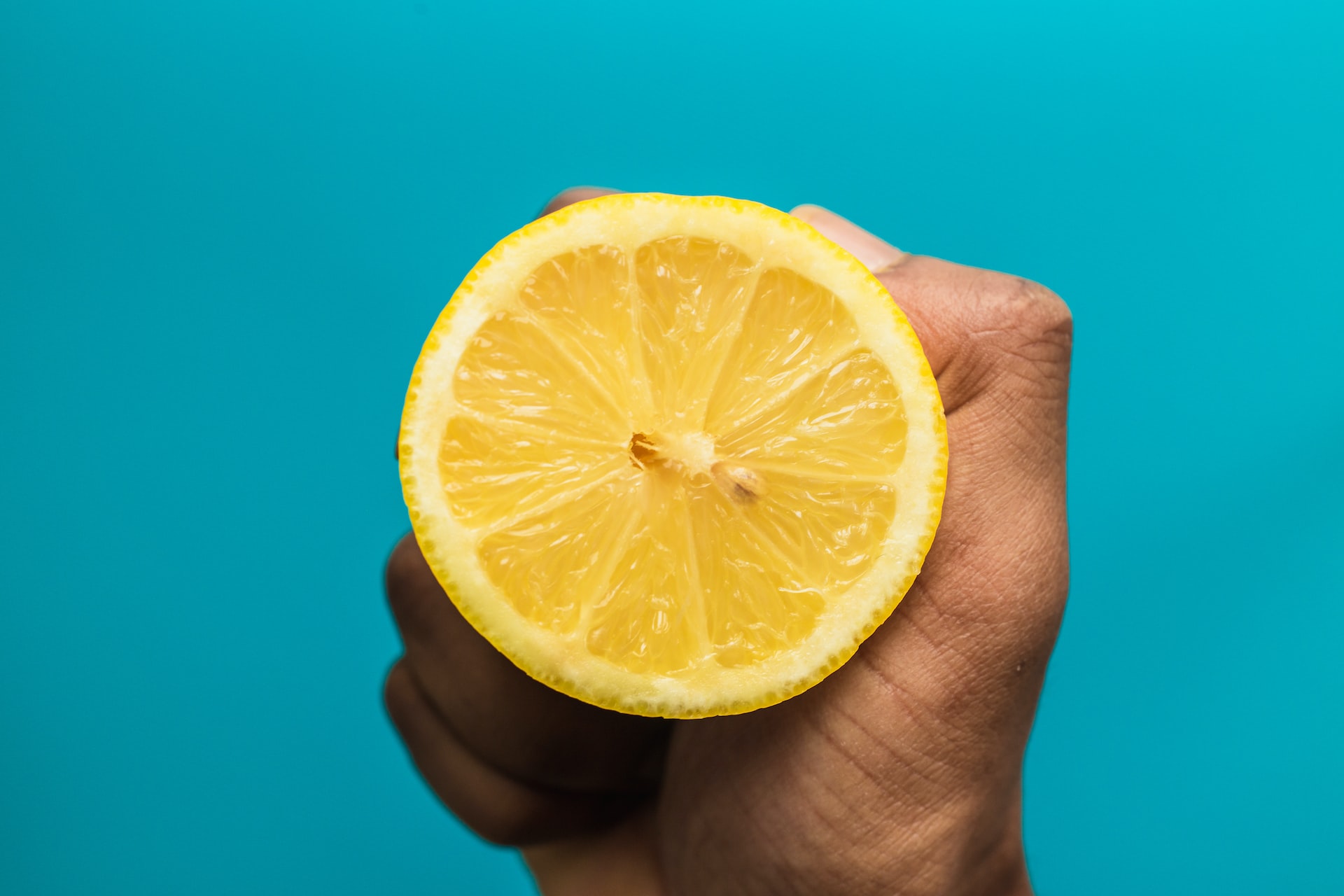 Лимон отмоет что угодно, особенно вместе с водкой: 10 способов использовать лимонный сок в быту