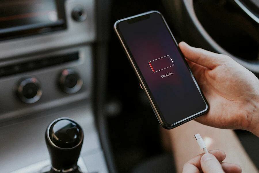 Смартфон так и будет разряжаться на холоде, пока вы не попробуете эти лайфхаки! Узнайте, как защитить технику зимой