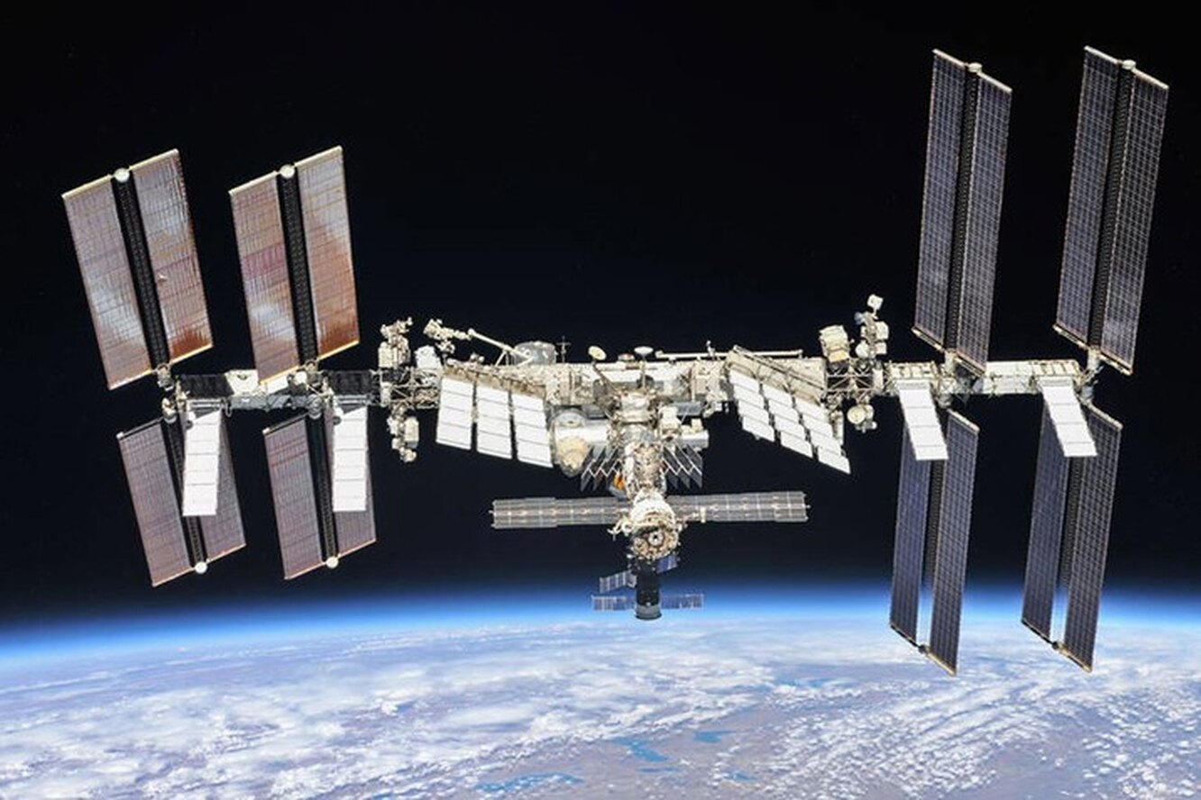 Искусственные спутники земли. Другой спутник. Кнр космос. Двойные спутники. Мкс вид из космоса.