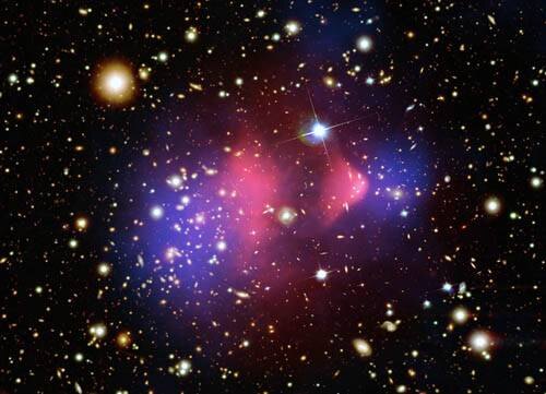 Кластер Пули, снятый телескопом Chandra: столкновение двух гигантских кластеров галактик породила выброс энергии, возможно, самый мощный со времен Большого Взрыва