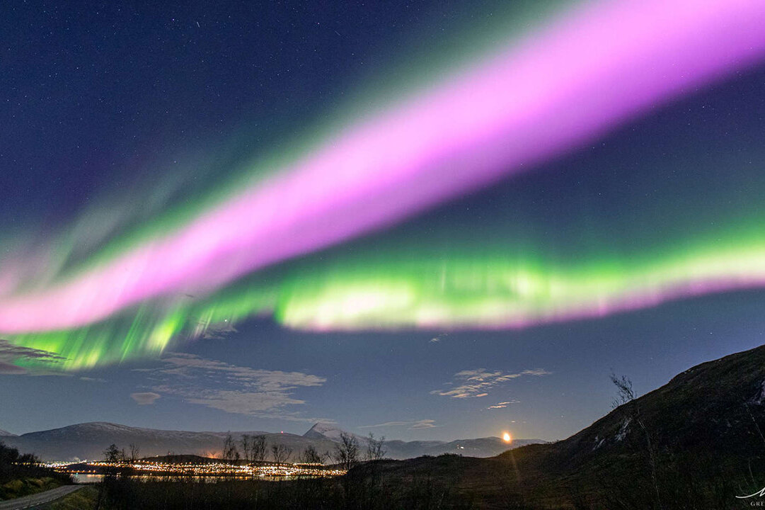 В Норвегии группа туристов заметила полярное сияние розового цвета. Как объяснить редкое явление