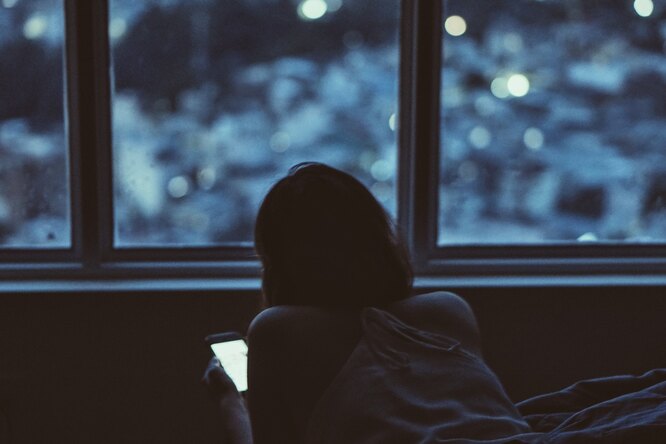 Исследователи ответили на вопрос, действительно ли «ночной режим» смартфонов улучшает качество сна
