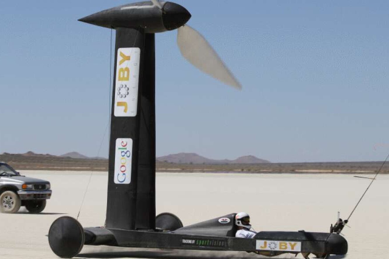 Физик проспорил ютуберу $10 000: блогер доказал, что машина может двигаться по ветру быстрее самого ветра