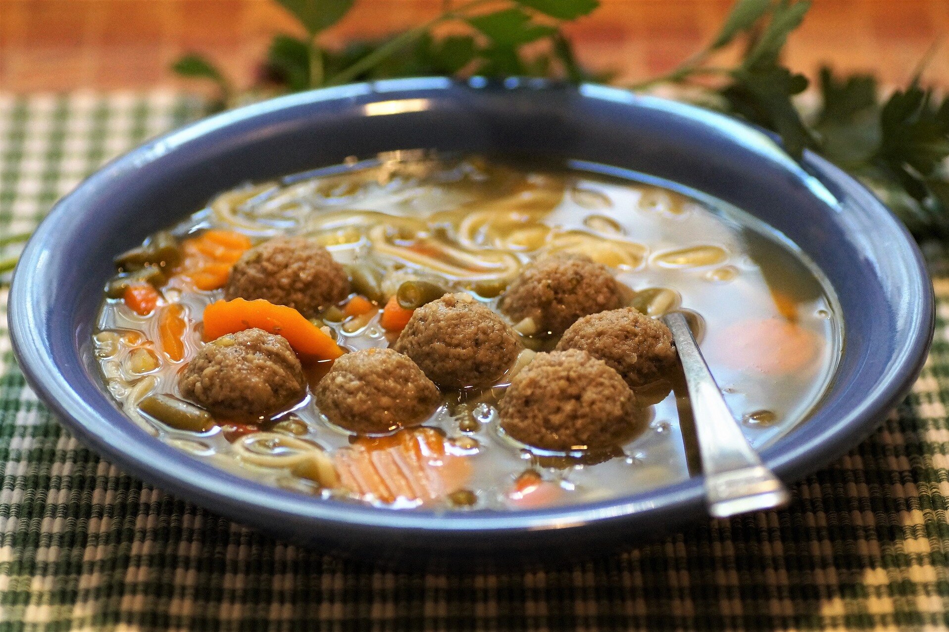 Маленький помощник: кто и как изобрел бульонный кубик