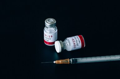 Вторая инъекция вакцины вдвое снижает риск затяжного COVID-19
