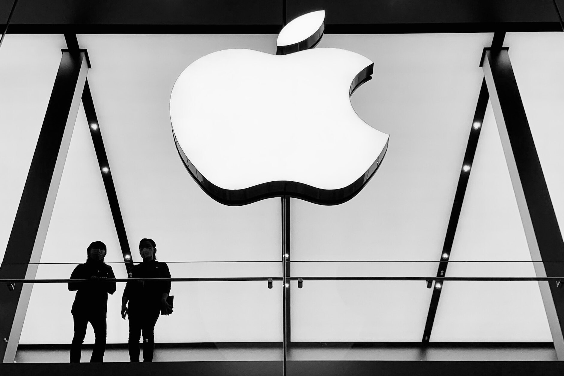 Работник Apple годами воровал у компании и теперь должен выплатить огромный штраф