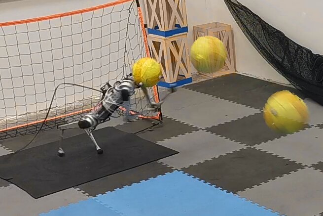 Четвероногий робот-вратарь отражает 9 ударов из 10