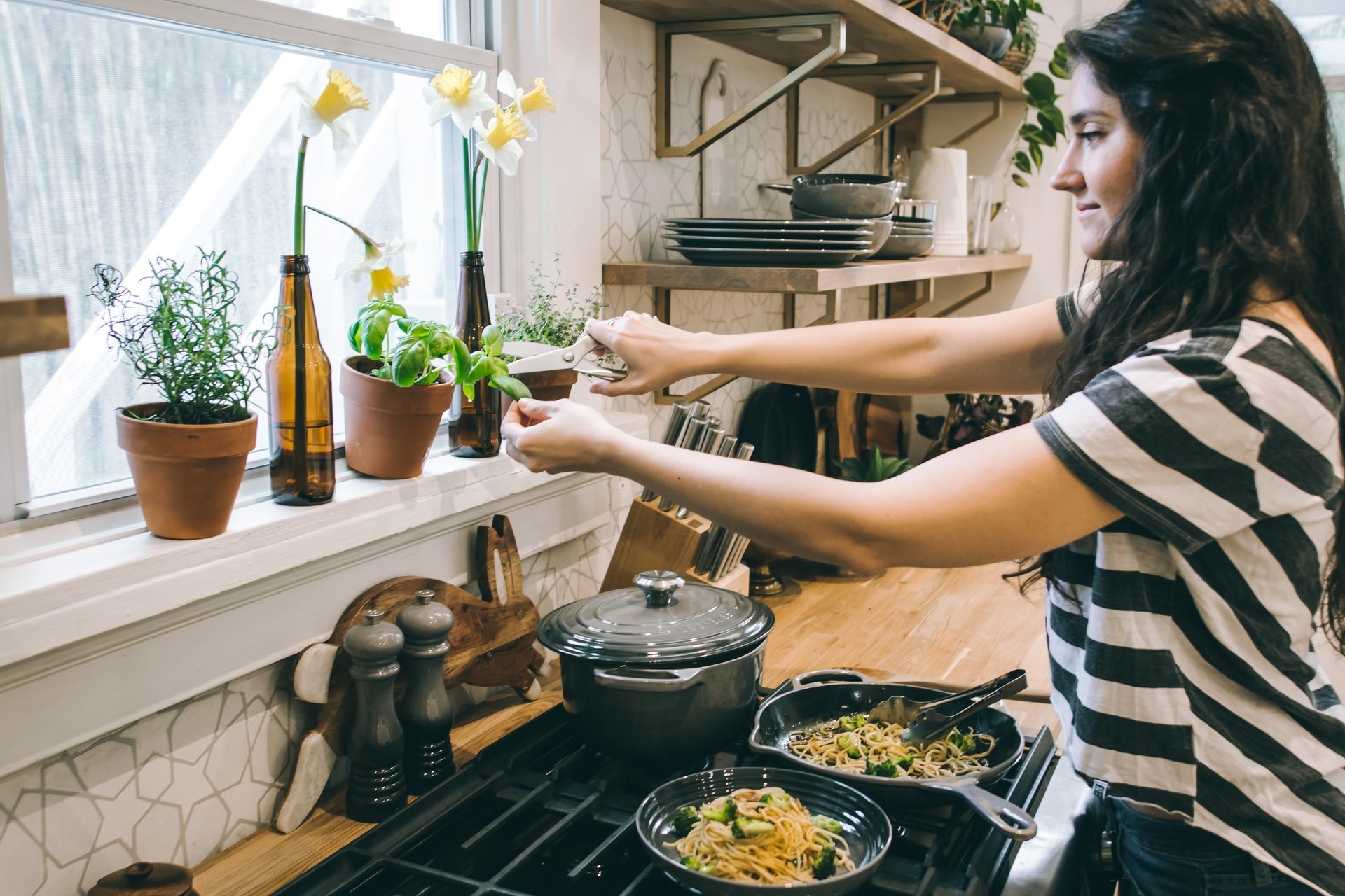8 лучших лайфхаков для кухни: советы, которые помогут сохранить продукты, быстро разогреть еду и нарезать овощи