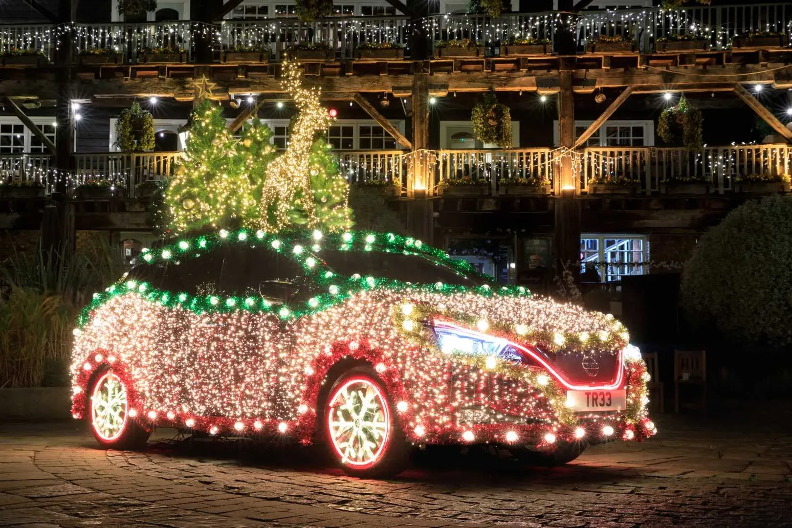 Nissan объяснил, почему Leaf - это самый новогодний электромобиль