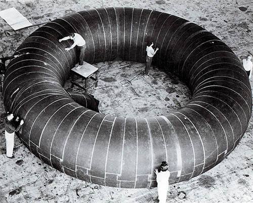 В 1961 году компанией Goodyear по заказу NASA был разработан проект надувной космической базы
