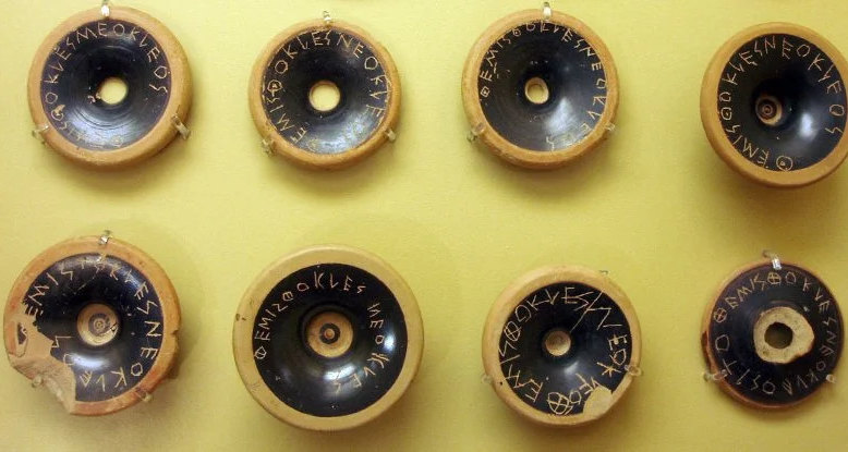 Глиняные кружки и гусиная шея: странные вещи, в древности заменявшие людям туалетную бумагу