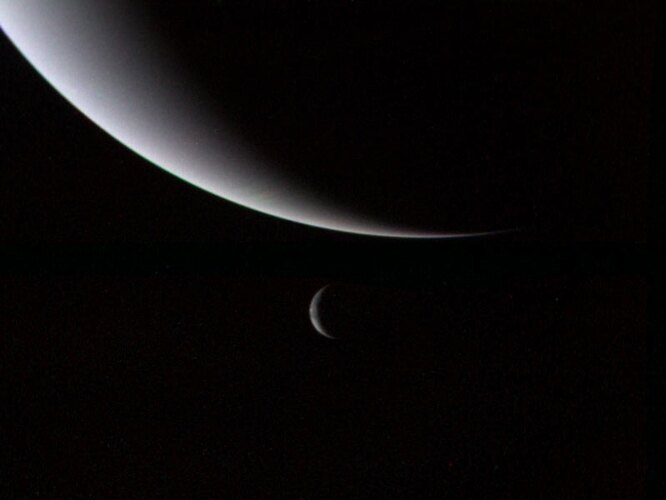 Нептун и Тритон Снимок планеты и её самого крупного спутника, полученный космическим аппаратом «Вояджер-2»
