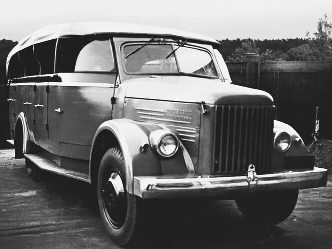 1951 год. Курортная версия автобуса, ГЗА-654 «Сочи». Был изготовлен партией 20 экземпляров.