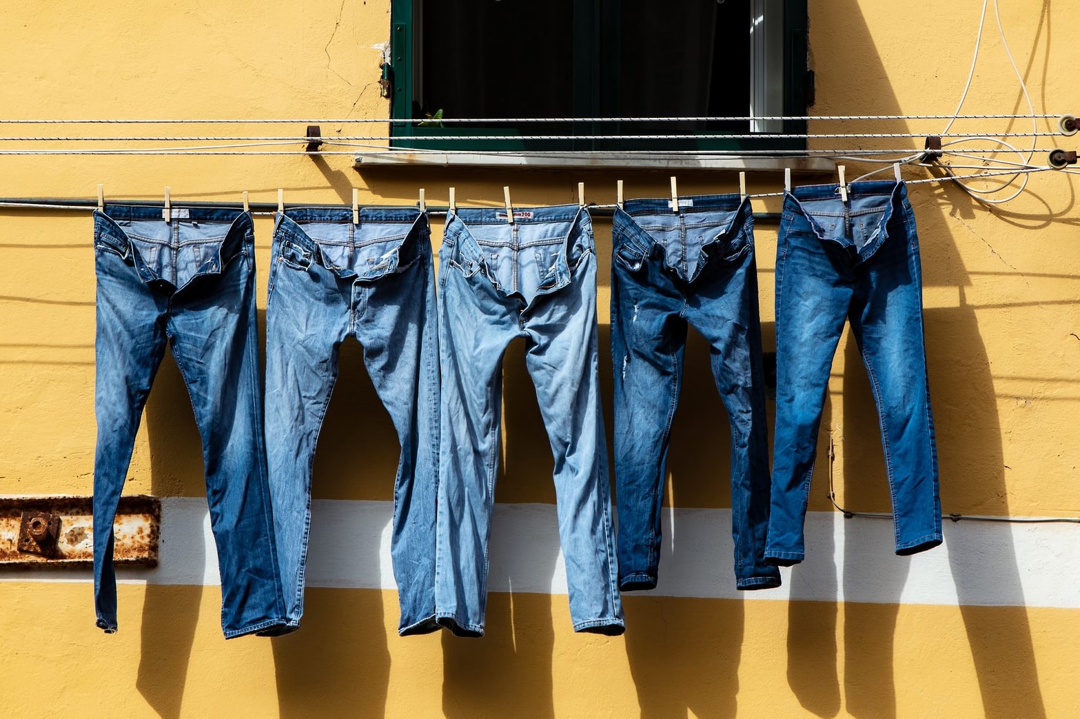 Что делать, если джинсы сели после стирки Простые лайфхаки, которые помогут растянуть ткань в домашних условиях