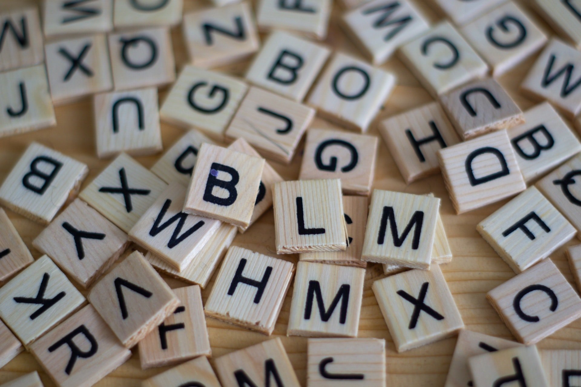 Словарь Merriam-Webster назвал главные 10 слов 2022 года. Стоит узнать!