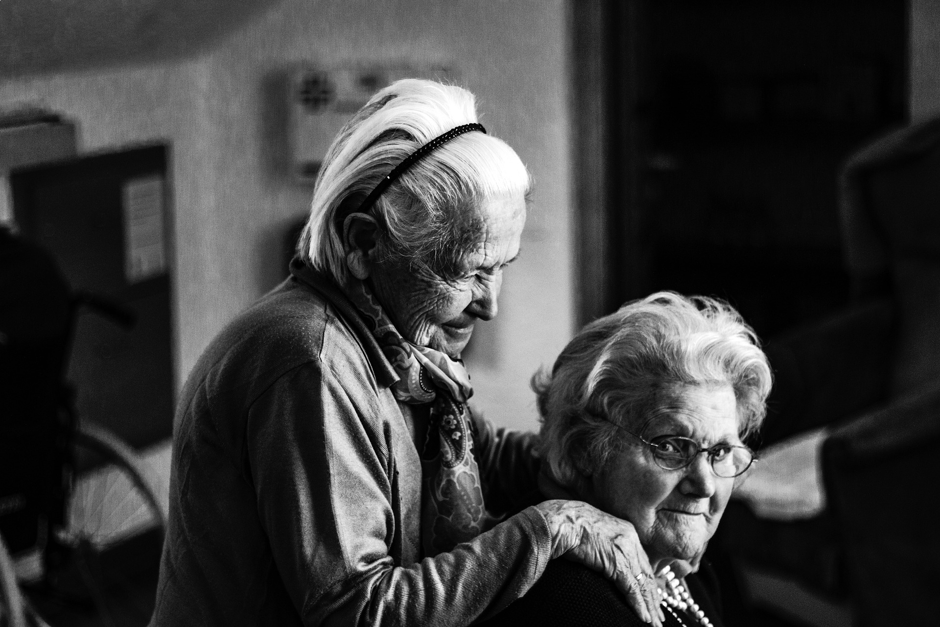 Как дружба помогает сохранить здоровье: пожилые женщины, у которых есть друзья чувствуют себя лучше