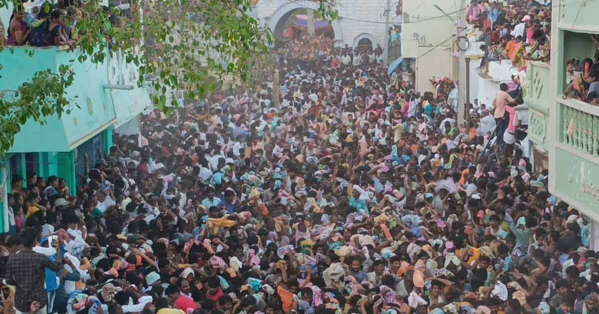 "Пидакала" в Индии. Прошел традиционный праздник, когда люди бросают навозом друг в друга