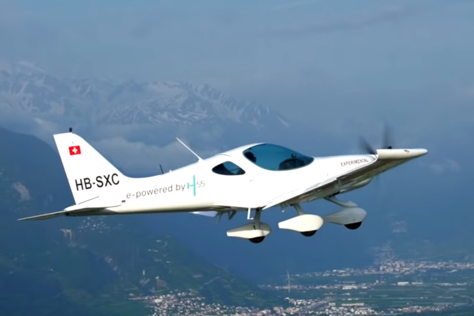 Швейцарцы провели первый полет полностью электрического учебного самолета