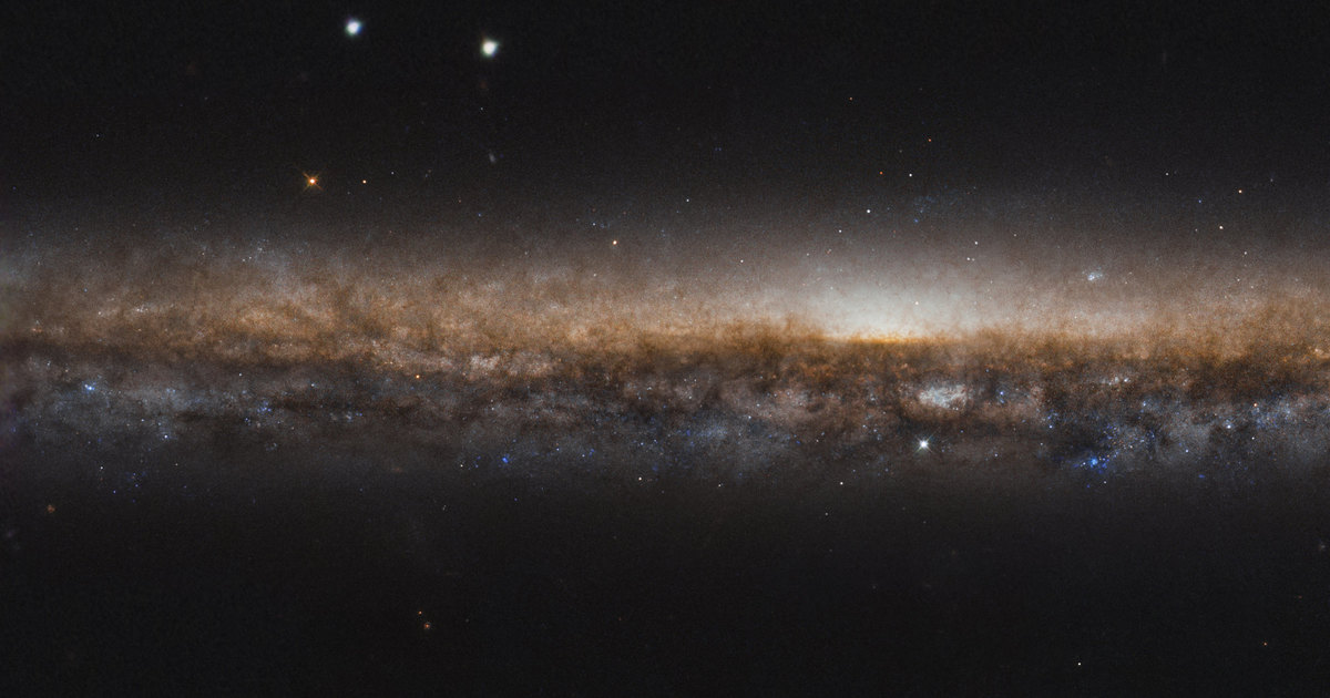 За 50 миллионов световых лет от Земли: чем уникальна галактика &laquo;Острие ножа&raquo; и откуда у нее взялся хвост&nbsp;