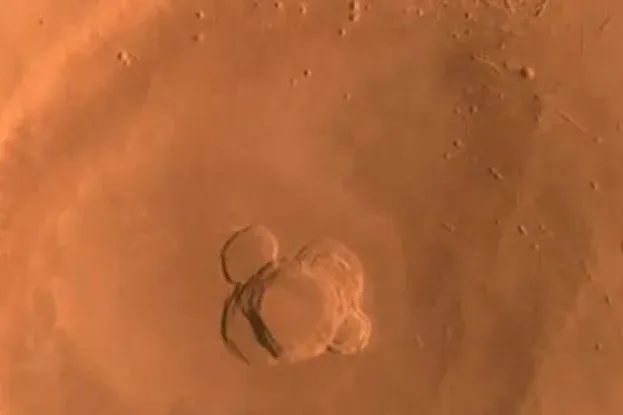 Китайский зонд прислал впечатляющие снимки Марса