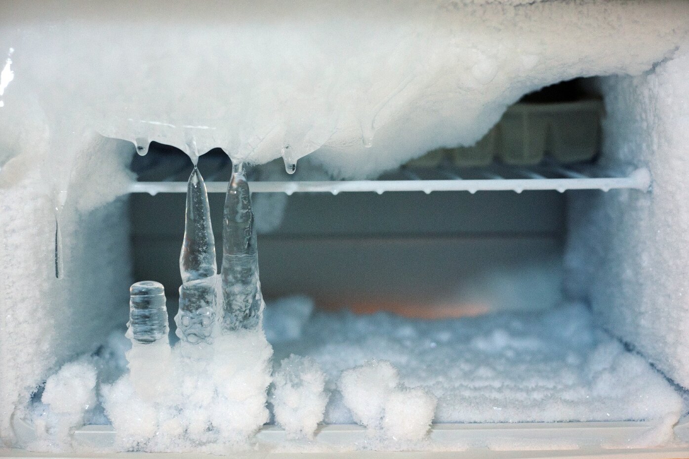 Как правильно разморозить холодильник и не сломать его: пошаговая инструкция