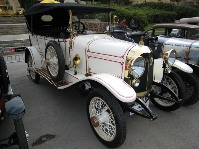 Elizalde. Фирма производила автомобили с 1914 по 1928 год. Также делала авиационные двигатели. У короля Альфонсо XIII в гараже была модель Elizalde Tipo 20.