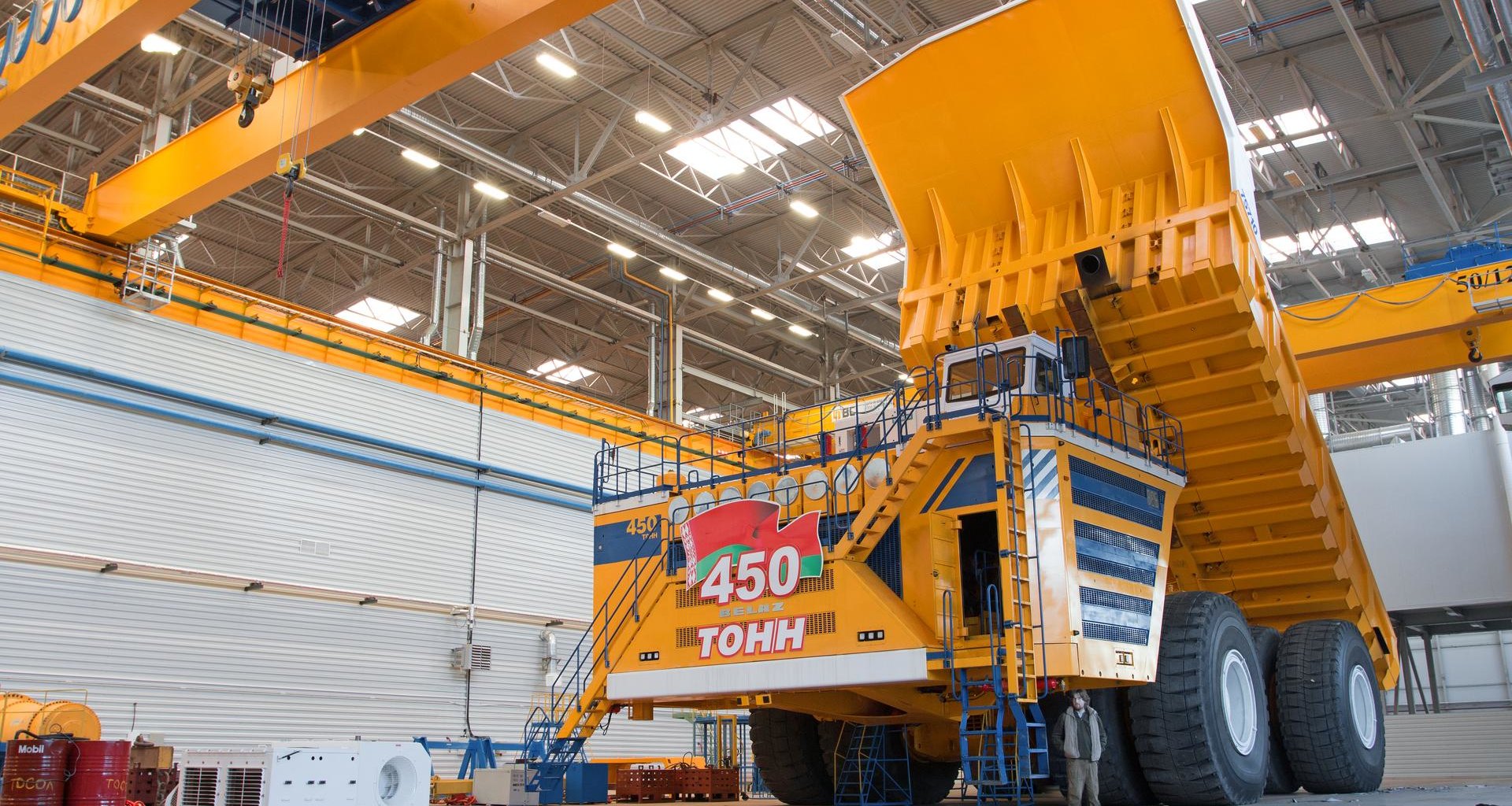 Могучий БелАЗ-75710: гигант, способный перевозить 450 тонн груза