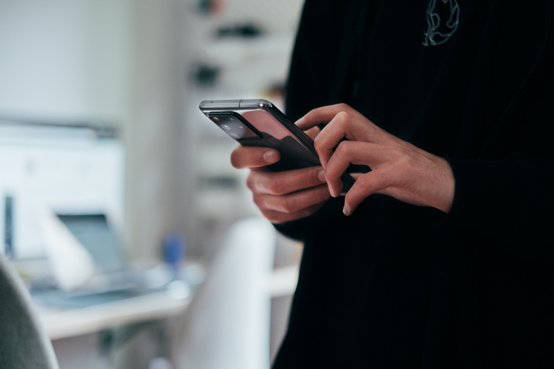 Как узнать, кто отслеживает вас через смартфон: простая инструкция