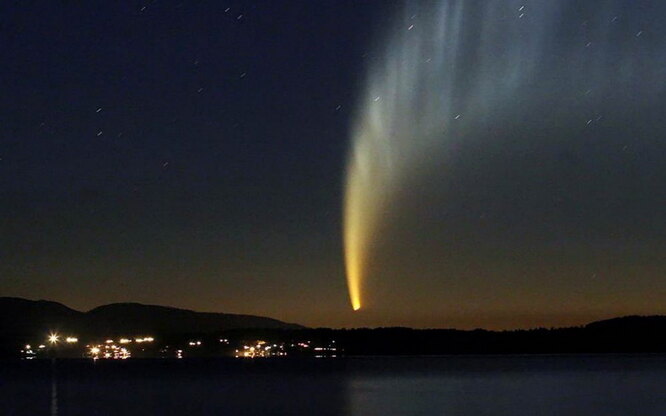 Длинный хвост кометы Макнота (C/2006 P1). Пукон (пригород Сантьяго, Чили), 19 января 2007 года.