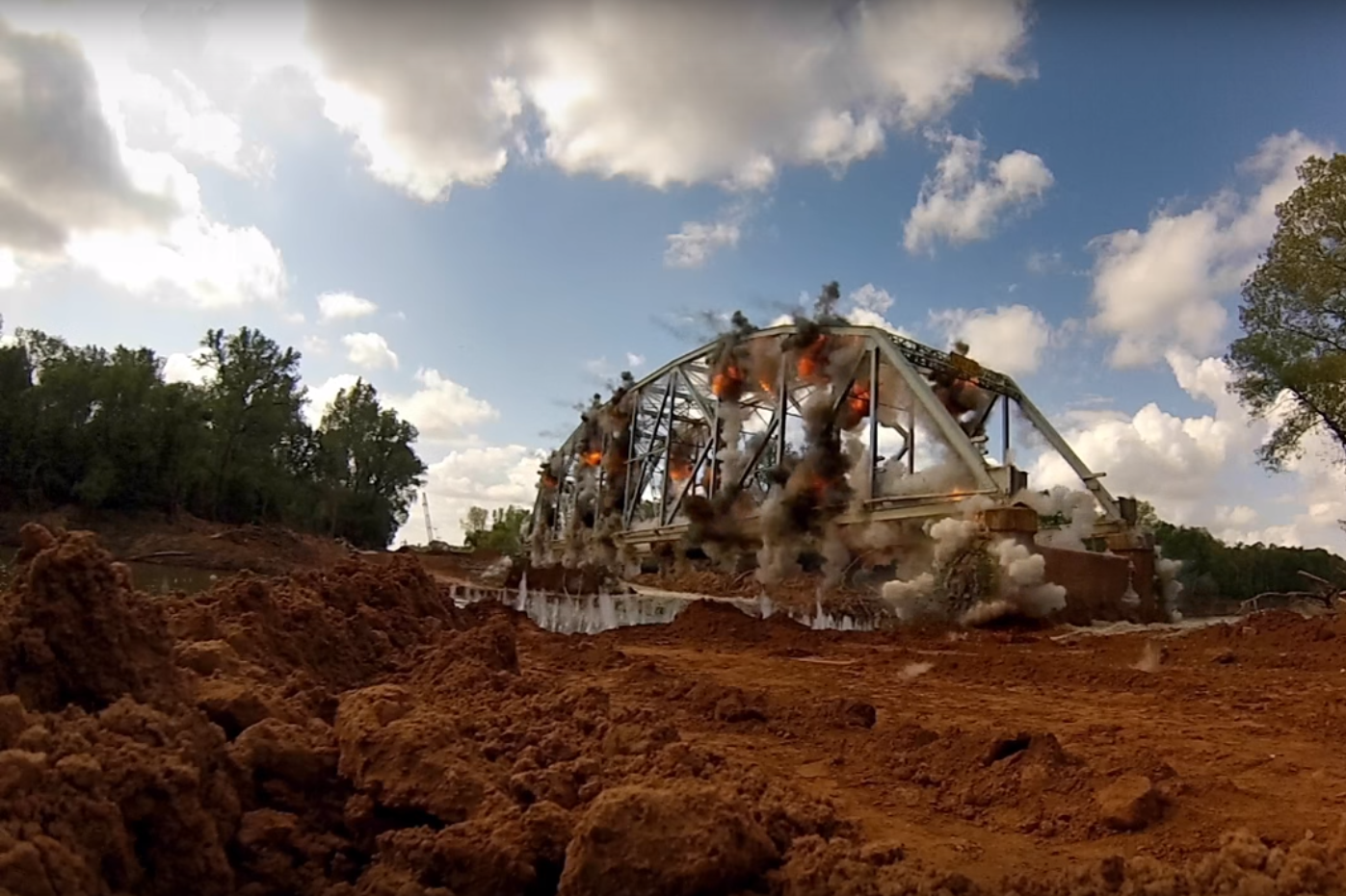 Зрелищное видео взрыва в технике slow-motion: как демонтируют мосты