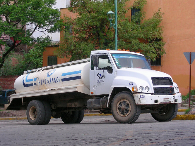 DINA – крупный мексиканский производитель грузовиков и автобусов, работает с 1951 года. На снимке – цистерна на современном шасси DINA HTQ. Слово DINA – это аббревиатура от DIesel NAcional.
