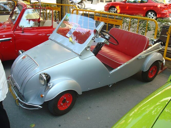 Biscúter. Компания, производившая микрокары, существовала с 1953 года до начала 60-х. Она успела выпустить 12 000 микрокаров, а в испанском языке появилась поговорка «Уродливый, как «Бискутер». Интересно, что автомобиль Biscooter («двойной скутер») спроектировал французский конструктор Габриэль Вуазен, а испанцы выкупили лицензию и начали производство.