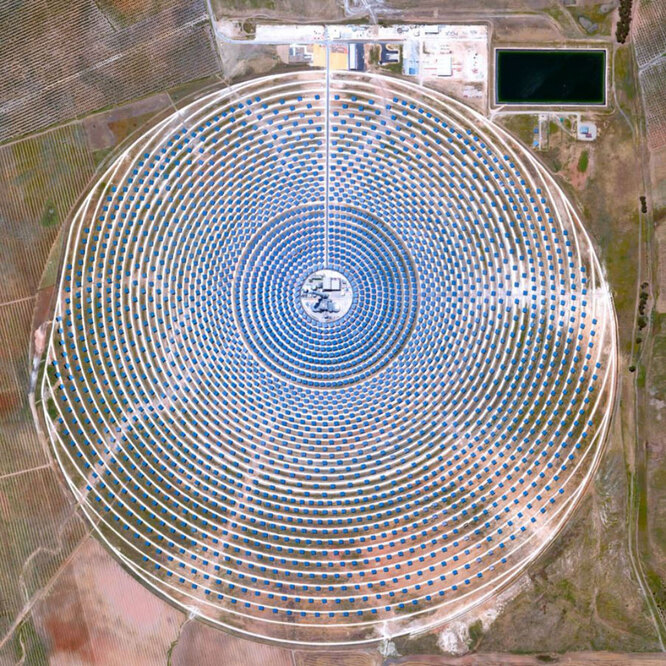 Электростанция Gemasolar Thermosolar в Севилье (Испания), где 2650 зеркал сфокусированы в одной точке, чтобы производить экологически чистую электроэнергию